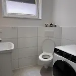 Grosse - 5 Betten - Balkon - 2 Baeder - Parkplatz 아파트