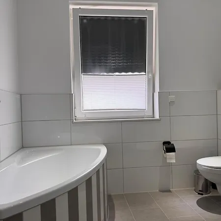 Grosse - 5 Betten - Balkon - 2 Baeder - Parkplatz * 볼프스부르크