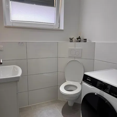 Grosse - 5 Betten - Balkon - 2 Baeder - Parkplatz Appartamento