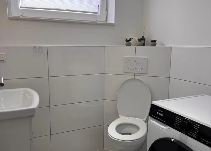 Grosse - 5 Betten - Balkon - 2 Baeder - Parkplatz Apartman